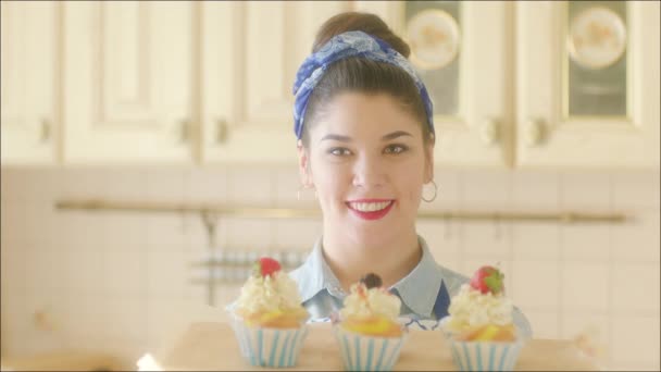 Mujer sonriente con pasteles en la bandeja — Vídeos de Stock