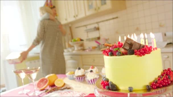 День рождения с подарками и пирог со свечами — стоковое видео