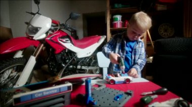 Küçük mekanik oyuncak araba garajda sabitleme