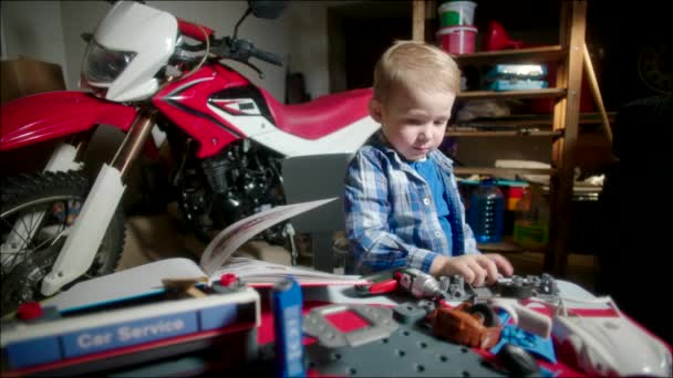 Pequeño mecánico va a reparar el coche de juguete — Vídeos de Stock