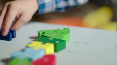 Çocuk bulmaca Closeup yapıyor