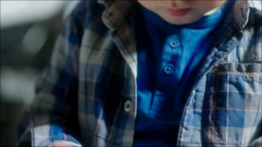 Küçük çocuk meşgulken bulmaca