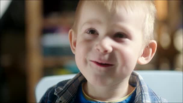 Malý chlapec se smíchem — Stock video
