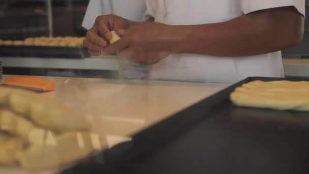 Pastelería Chef Working Dough — Vídeos de Stock