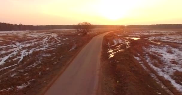 Yendo a la carretera al atardecer — Vídeo de stock