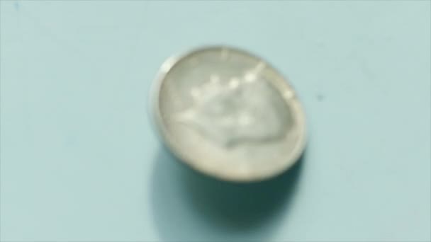 Монета в 50 центів, що зупиняє обертання — стокове відео