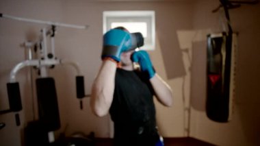 VR gözlükle spor salonu boks adam