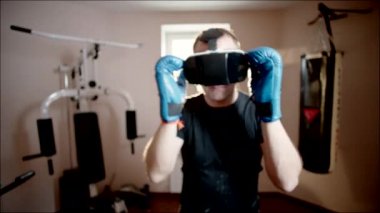 Boks Vr gözlüklü genç adam