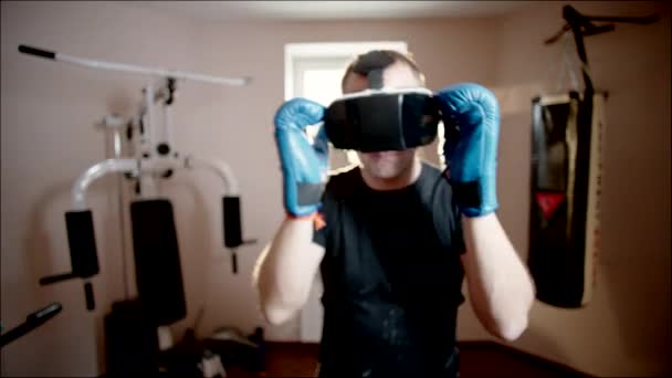 Ung man boxning i Vr glas — Stockvideo