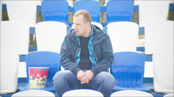 Homem deixando o tribuno do estádio — Vídeo de Stock