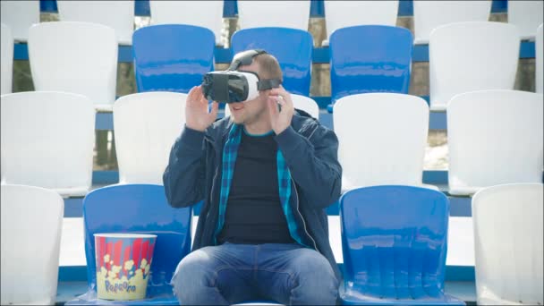 En ung man i Vr glasögon på stadion — Stockvideo