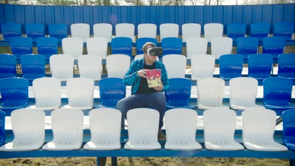 Homem na tribuna em óculos VR perturbador com as coisas ao redor — Vídeo de Stock