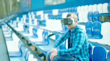Tribün bir takım için köklenme Vr gözlüklü genç adam