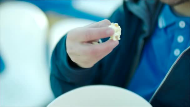 Guy jíst popcorn v virtuální brýle na tribune — Stock video