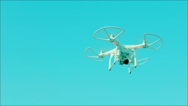 Gerokopter com câmera voando no céu — Vídeo de Stock