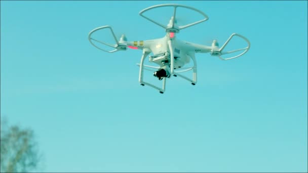 Drone con telecamera fissa su di esso che vola in aria — Video Stock
