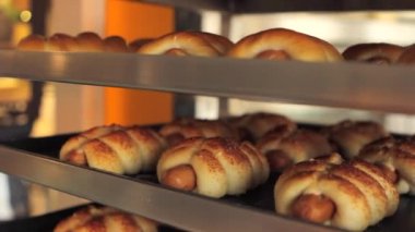 Raf üzerinde çeşitli hamur işleri