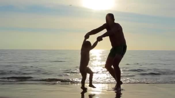 Der Vater spielt mit seinem Sohn — Stockvideo