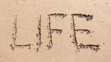Kum üzerine yazılmış kelime hayat