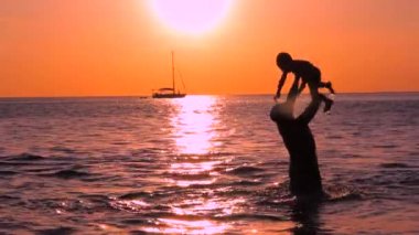 Baba ile oğlu deniz oynarken