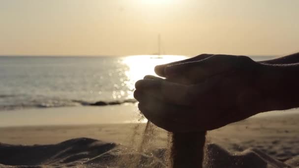 Ένας άνθρωπος που ρίχνει την άμμο από τα χέρια του — Αρχείο Βίντεο