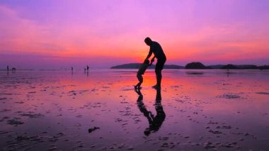 Baba oğlu sahilde döne döne