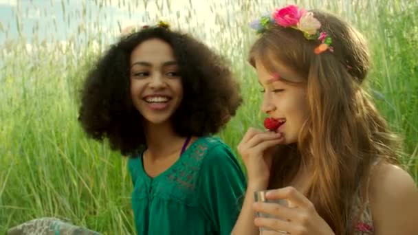 Young girls eating strawberry and cheering — Stock video