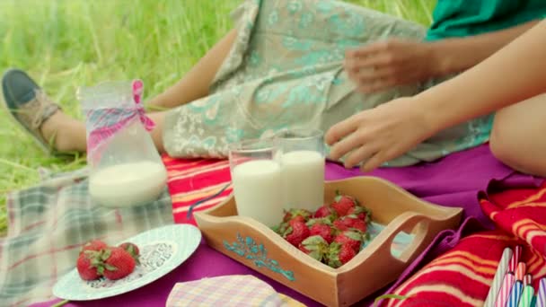 Chicas jóvenes comiendo fresa y bebiendo leche — Vídeos de Stock