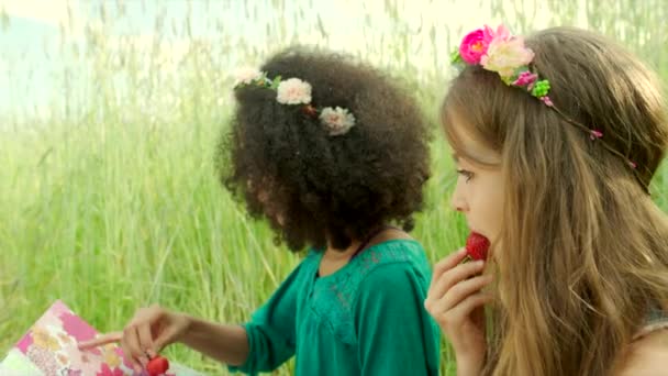 Young girls eating strawberry and cheering — 图库视频影像