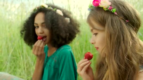 Девушки едят клубнику — стоковое видео
