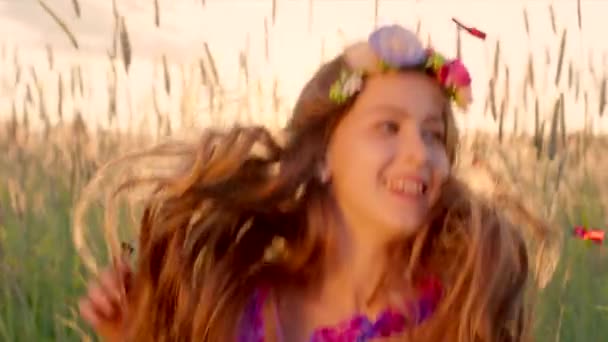 Young girl dancing under confetti rain in the wheat field during sunset — Stockvideo