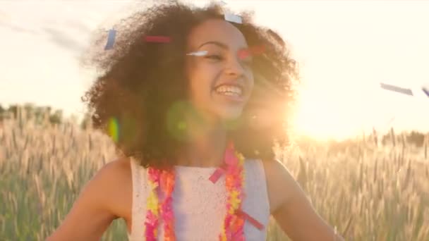 Portrét zmatené mladé dívky na večírku během západu slunce — Stock video