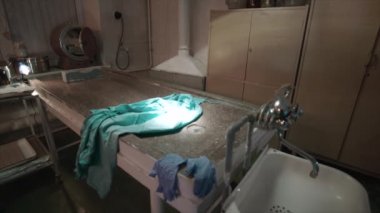 Boş granit masa ve lavabo morg