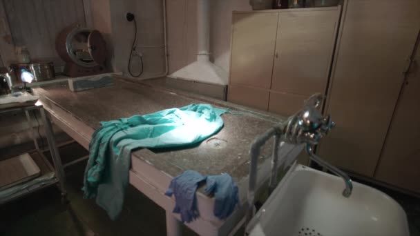 Lege granieten tafel en spoelbak in mortuarium — Stockvideo