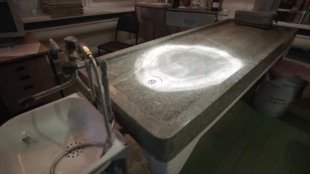 Granittisch leer und Waschbecken in totem Haus — Stockvideo