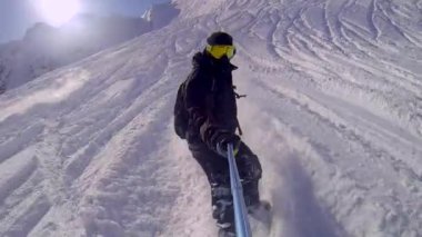 Erkek snowboard elinde selfie gopro sopayla sürme