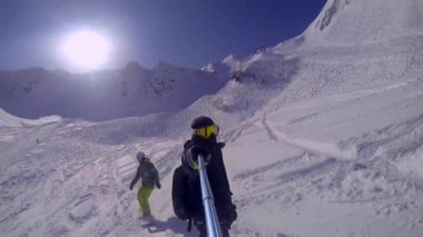 Erkek snowboard elinde selfie gopro sopayla sürme