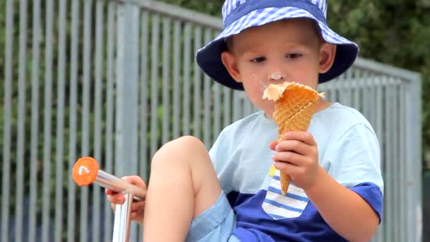 Menino comendo sorvete e sorrindo — Vídeo de Stock