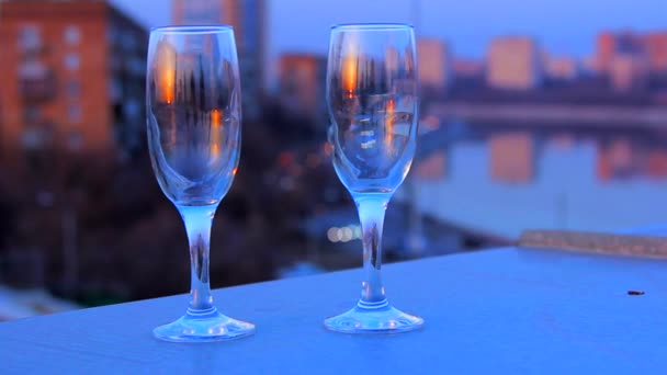 Lunettes de vigne debout sur le toit pendant la fête de nuit — Video