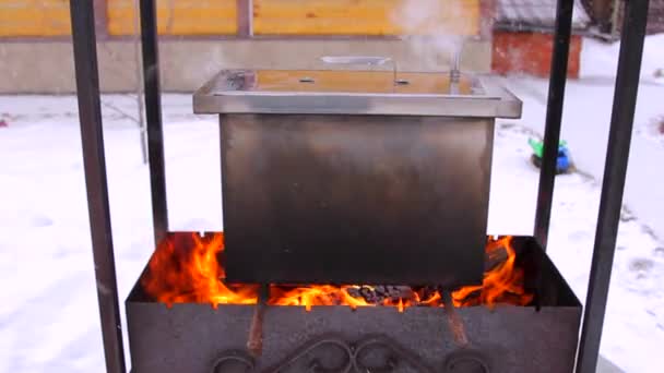 Metallrauchbox steht in Flammen — Stockvideo