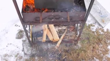 Alev ve yakacak odun mangal