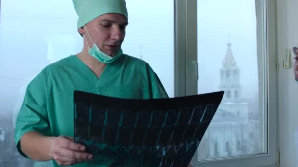 Genç bir çok tıbbi işçi röntgen filmine bakarken — Stok video