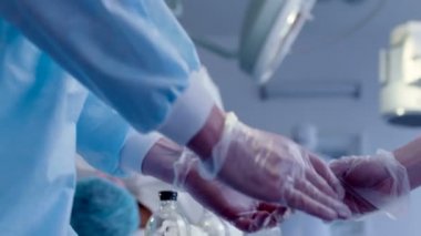 Doktor enjeksiyon için şırınga hazırlıyor.