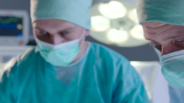 Главный хирург и его помощник — стоковое видео
