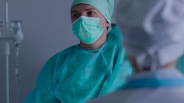 Ameliyattan sonra sağlık personeli