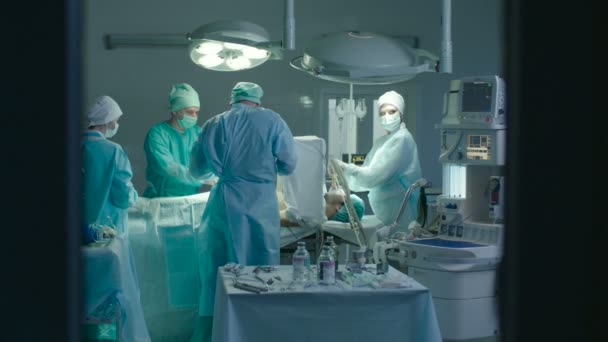 Personale medico che lavora in sala operatoria — Video Stock