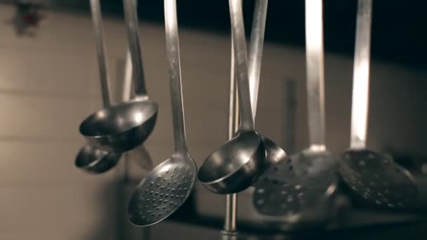 Cucharas de cocina y Skimmers en el titular — Vídeo de stock