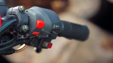 Doğru kavrama motosiklet bisikletçileri yandan