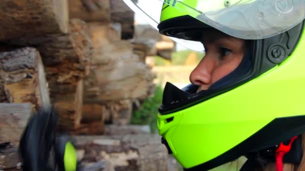 Профиль женщины байкера в мотоциклетном шлеме — стоковое видео