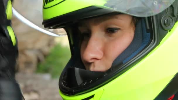 Sorrindo Feminino Motociclista Abrindo o Visor — Vídeo de Stock